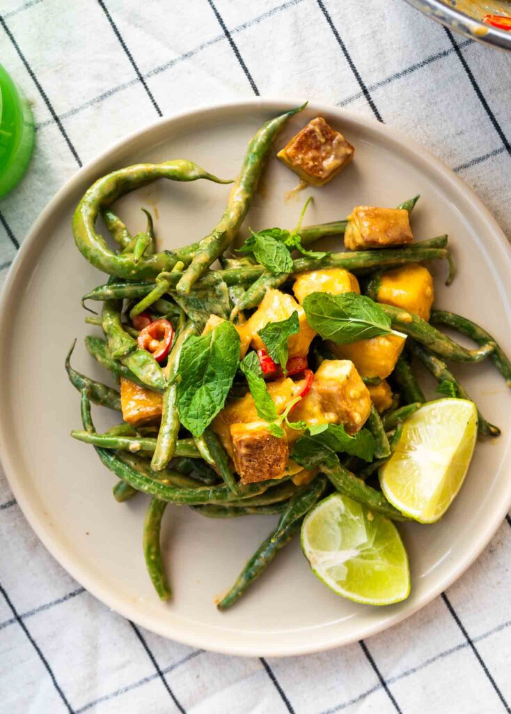 Tajska sałatka z fasolki szparagowej, mango i tofu 2 Tajska sałatka z fasolki szparagowej, mango i tofu