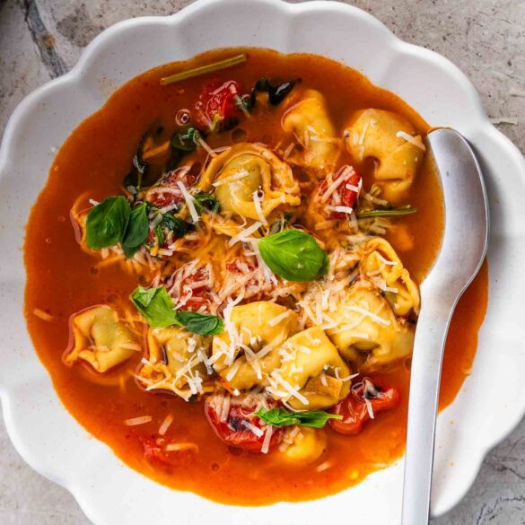 Zupa ravioli z przypalanych pomidorków koktajlowych