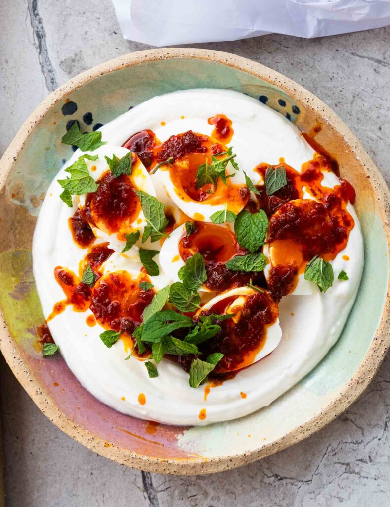 Jajka w sosie harissa 2 https://www.rozkoszny.pl/jajka-po-turecku-z-wedzona-papryka-i-palonym-maslem-cilbir/