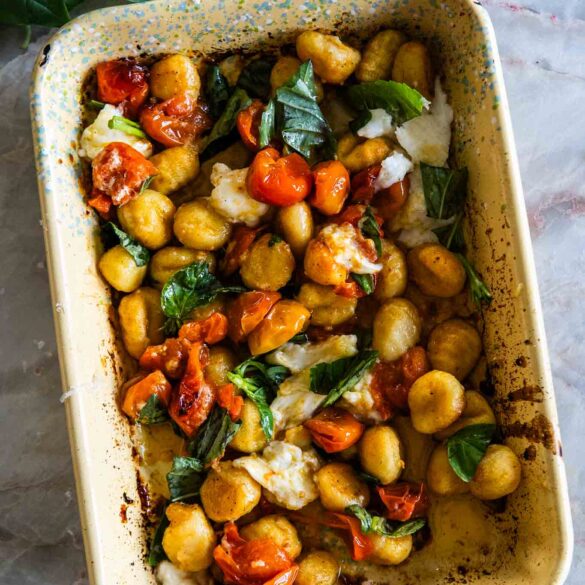 Pieczone gnocchi z pomidorkami, mozzarellą i bazylią