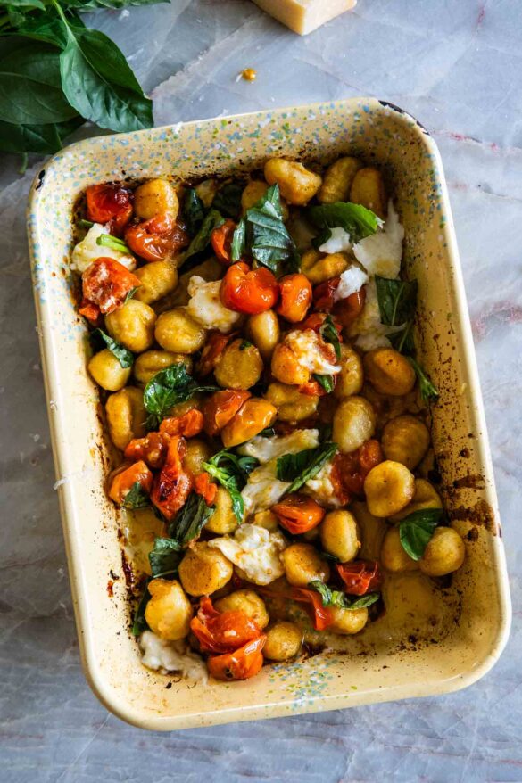 Pieczone gnocchi z pomidorkami, mozzarellą i bazylią
