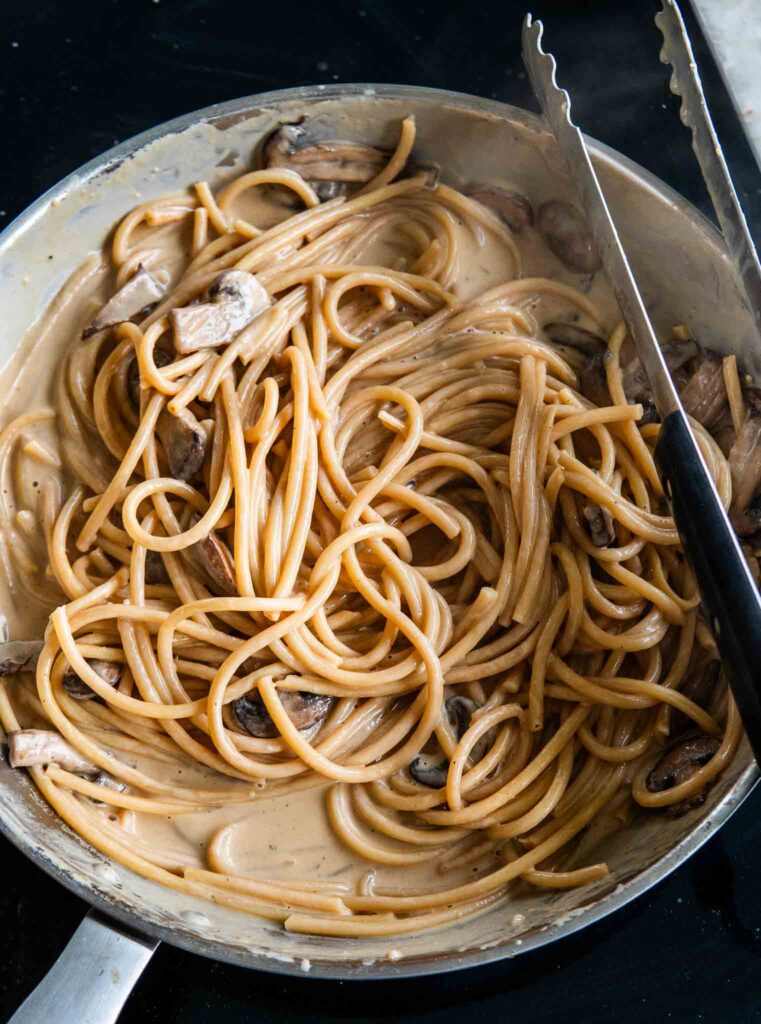 Jednogarnkowy makaron w sosie miso z grzybami 2 Jednogarnkowy makaron w sosie miso z grzybami