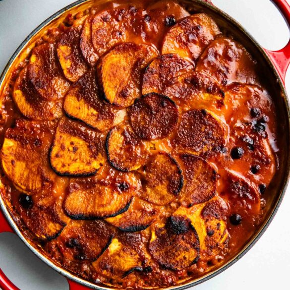 Zapiekany dahl z batatami w glazurze miso