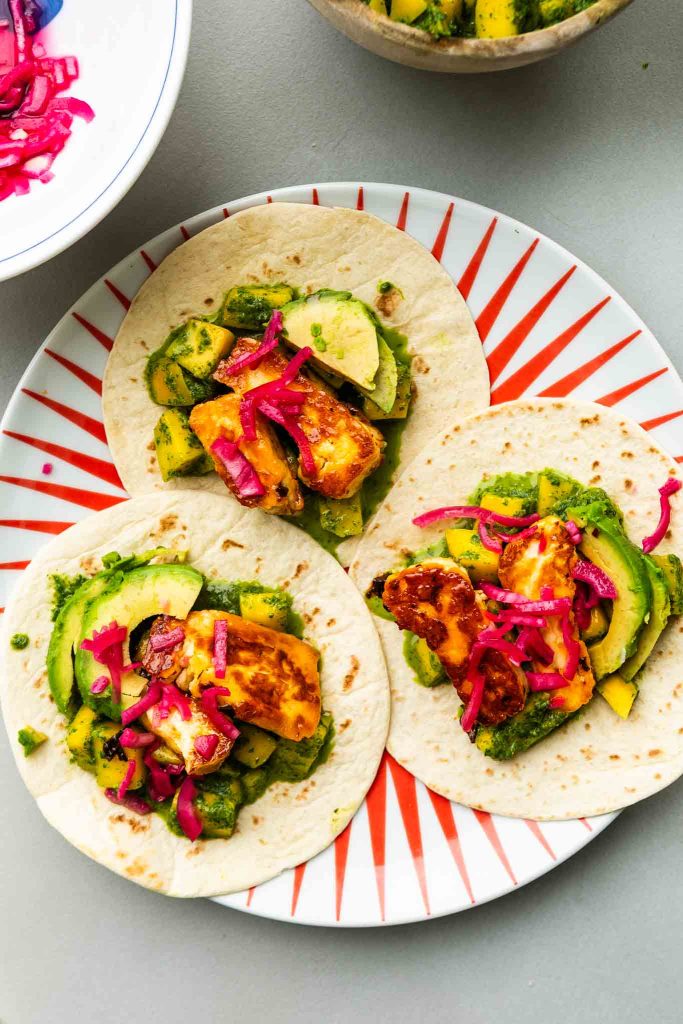 Tacos z lepkim halloumi i salsą mango 2 Tacos z lepkim halloumi i kolendrową salsą mango