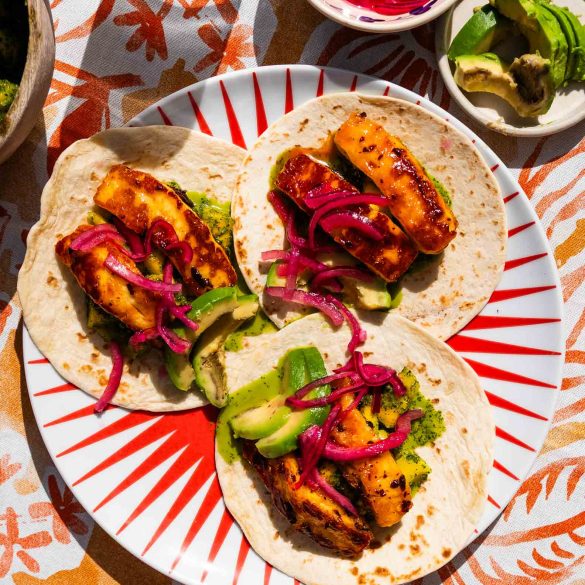 Tacos z lepkim halloumi i kolendrową salsą mango