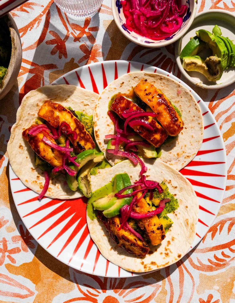 Tacos z lepkim halloumi i salsą mango 1 Tacos z lepkim halloumi i kolendrową salsą mango