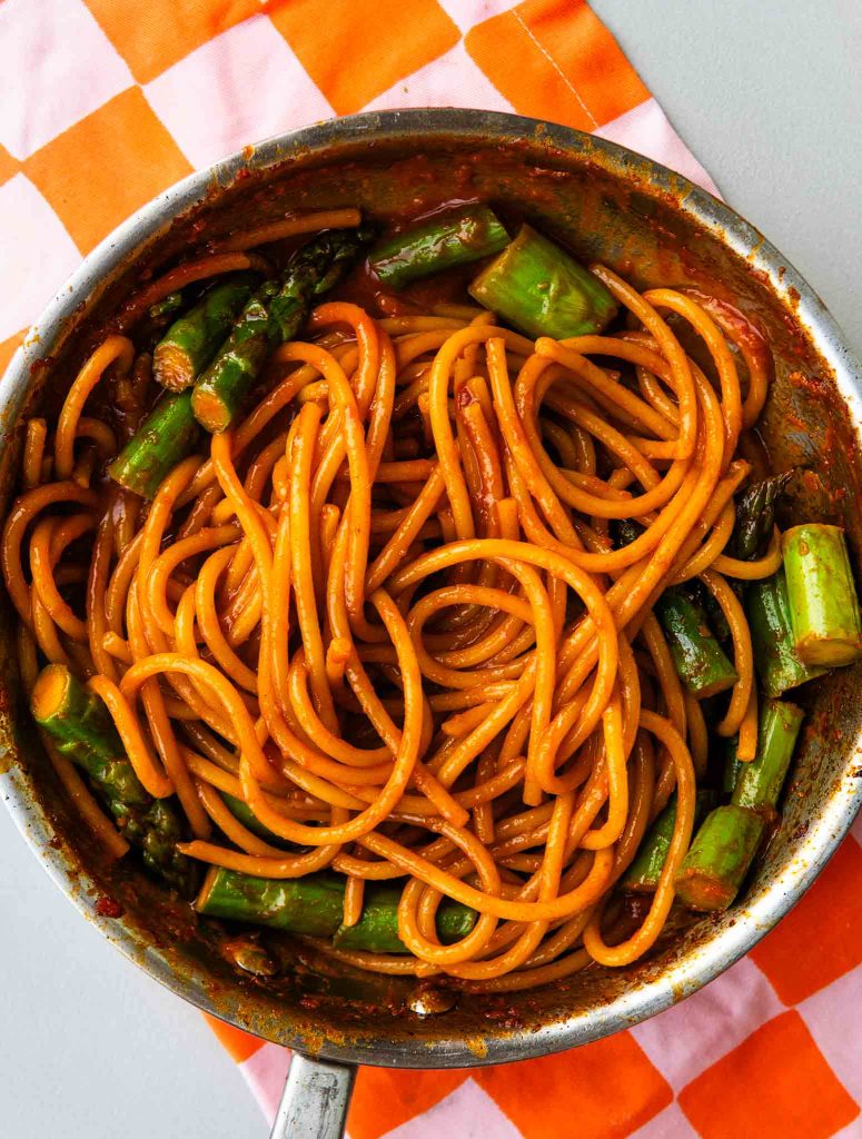 Makaron w sosie gochujang ze szparagami 2 Makaron w sosie gochujang ze szparagami 2