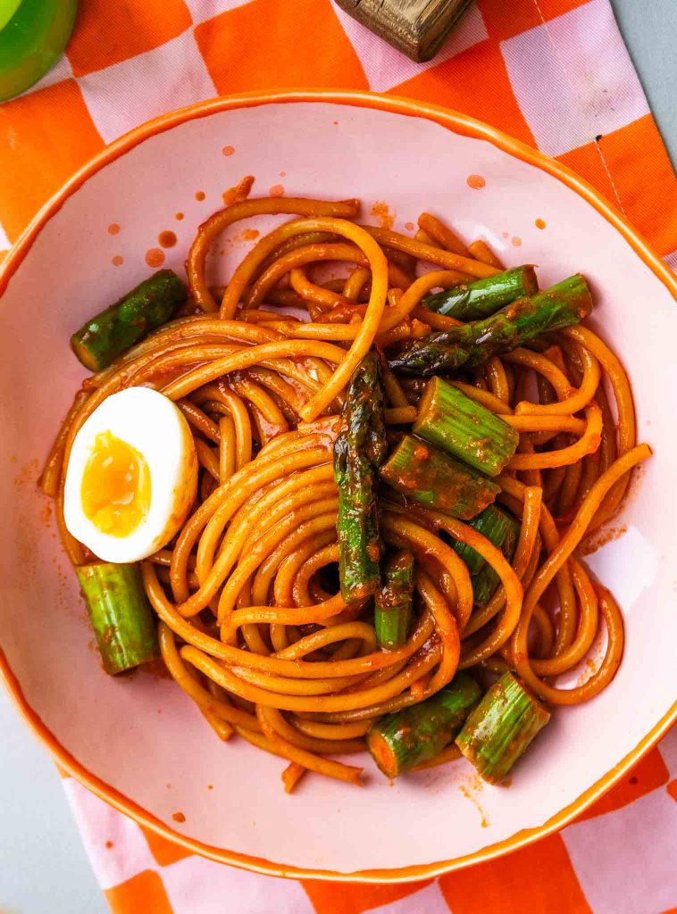 Makaron w sosie gochujang ze szparagami 1 Makaron w sosie gochujang ze szparagami 1