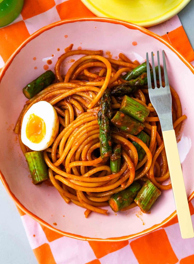Makaron w sosie gochujang ze szparagami 3 Makaron w sosie gochujang ze szparagami 3