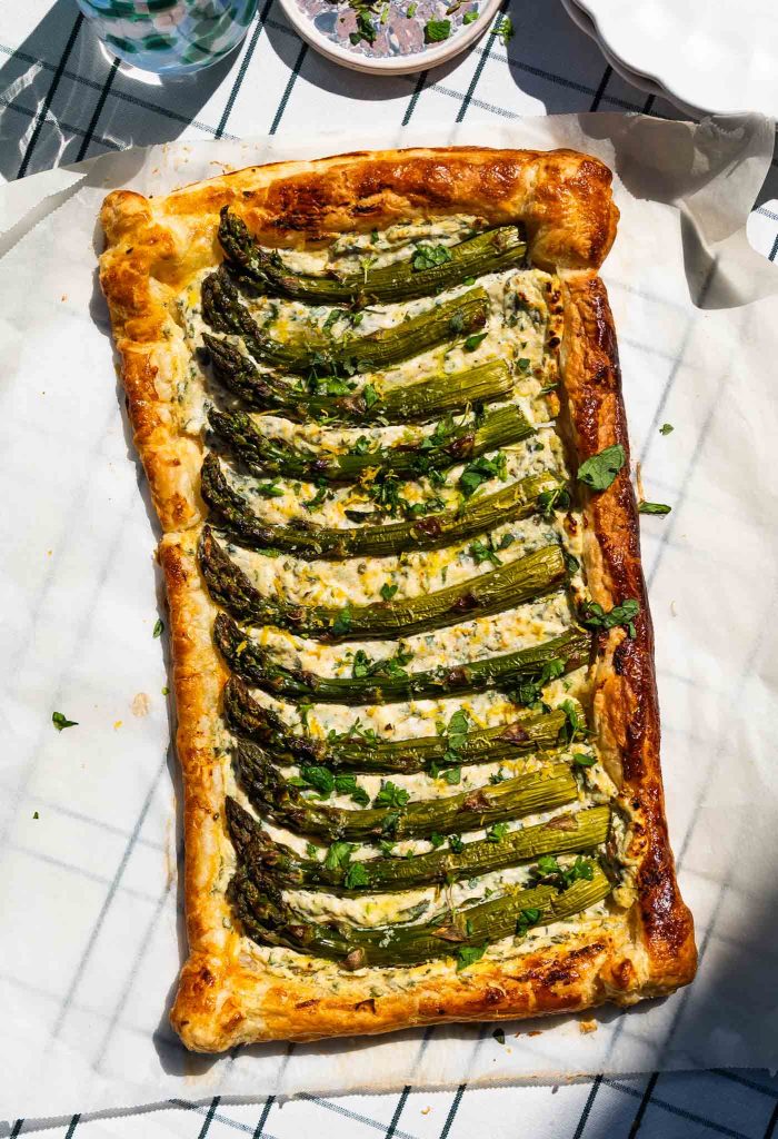 Tarta ze szparagami, ricottą i ziołami