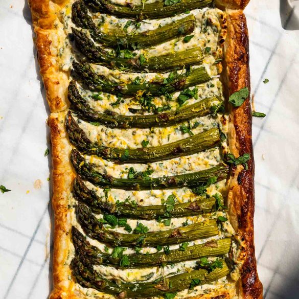 Tarta ze szparagami, ricottą i ziołami