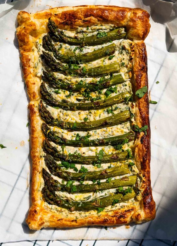 Tarta ze szparagami, ricottą i ziołami
