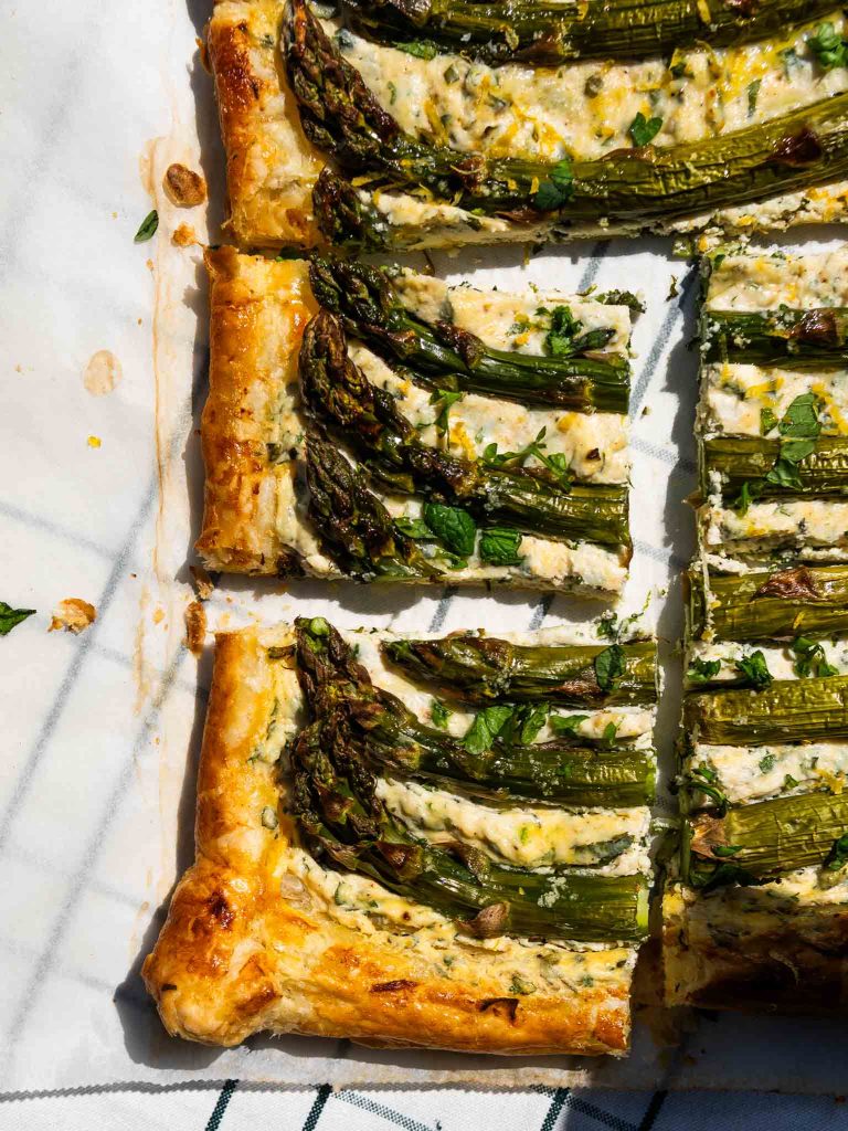 Tarta ze szparagami, ricottą i ziołami