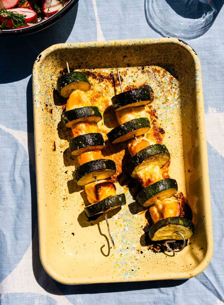 Szaszłyki z halloumi i cukinią