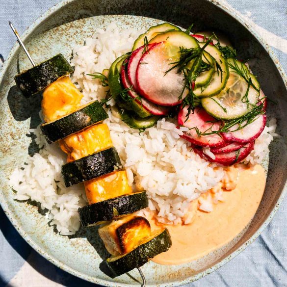 Szaszłyki z halloumi i cukinią