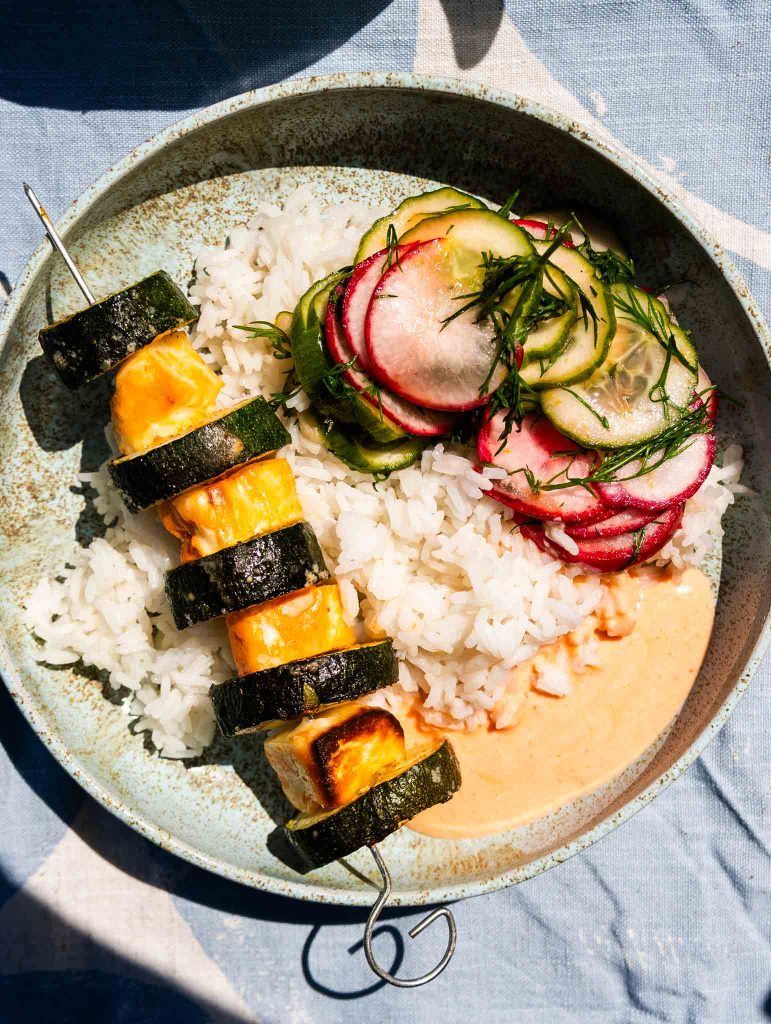 Szaszłyki z halloumi i cukinią
