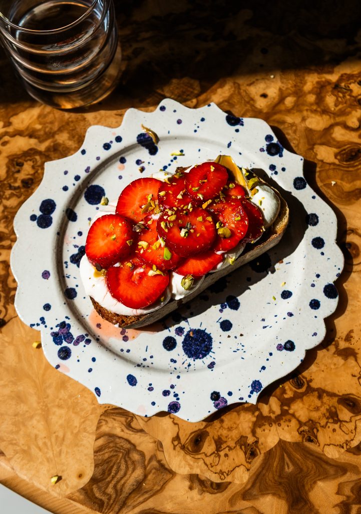 Grzanka z ubitym twarogiem, pistacjami i truskawkami w kwiecie pomarańczy 2 Grzanka z ubitym twarogiem, pistacjami i truskawkami w kwiecie pomarańczy