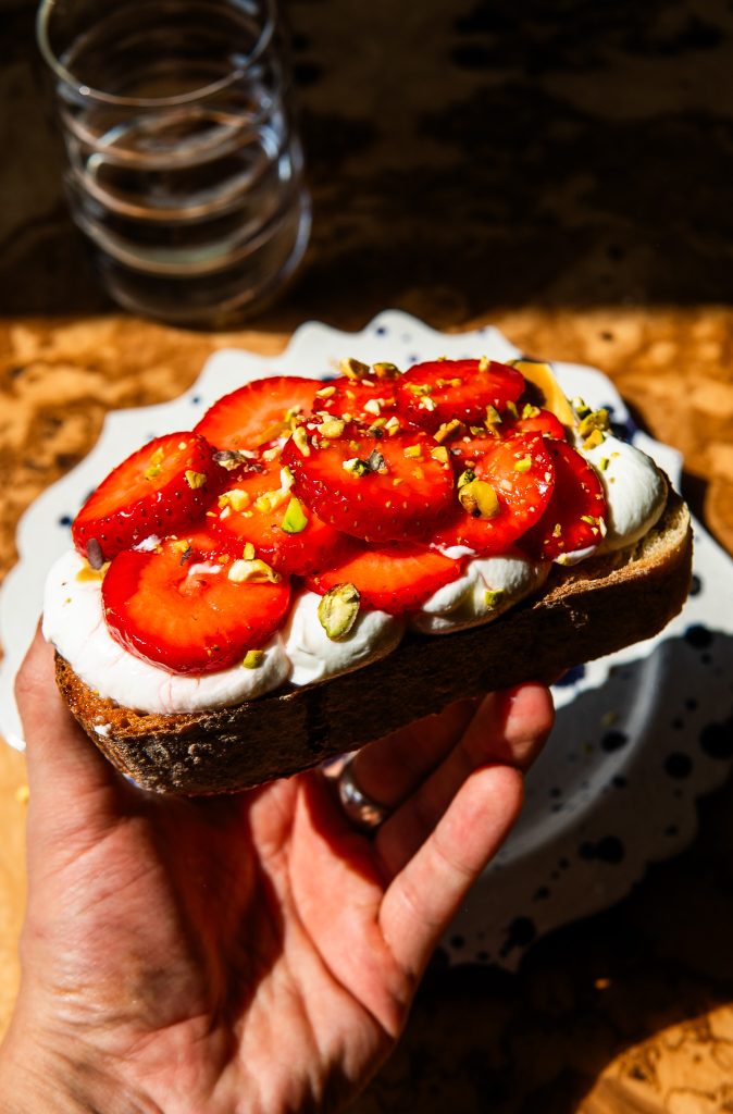 Grzanka z ubitym twarogiem, pistacjami i truskawkami w kwiecie pomarańczy 1 Grzanka z ubitym twarogiem, pistacjami i truskawkami w kwiecie pomarańczy