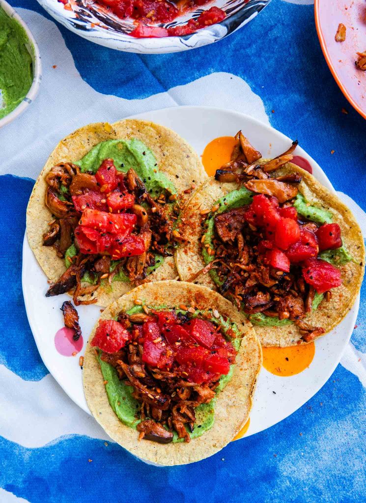 Tacos z szarpanymi boczniakami, salsą verde i wędzonym chrupnięciem 2 Tacos z szarpanymi boczniakami, salsą verde i wędzonym chrupnięciem