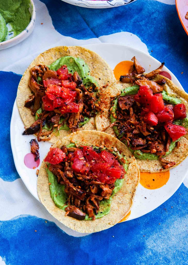 Tacos z szarpanymi boczniakami, salsą verde i wędzonym chrupnięciem 1 Tacos z szarpanymi boczniakami, salsą verde i wędzonym chrupnięciem