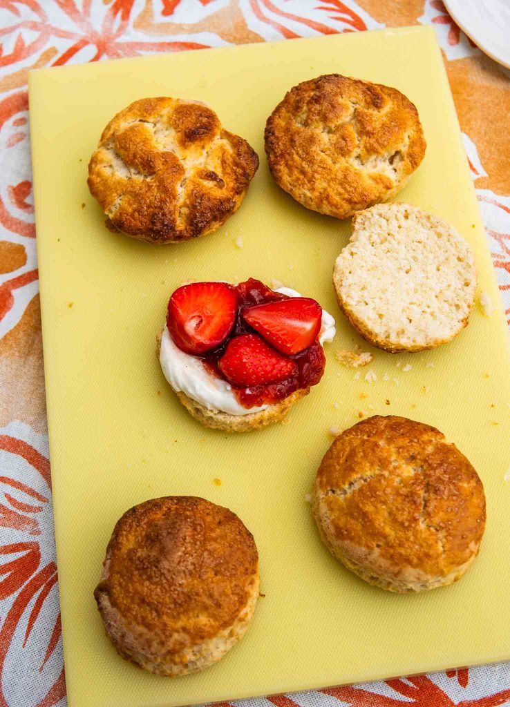 Scones z kremem waniliowym i truskawkami 2 Scones z kremem waniliowym i truskawkami