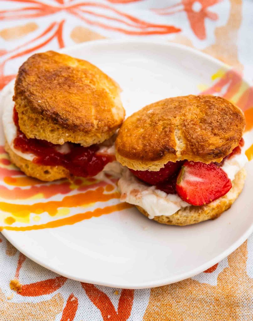 Scones z kremem waniliowym i truskawkami 1 Scones z kremem waniliowym i truskawkami