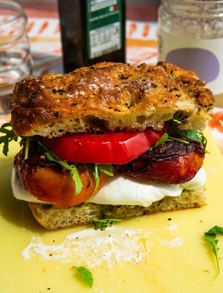 Kanapeczka z pieczoną brzoskwinią, burratą, pesto i chrupiącym chili 1