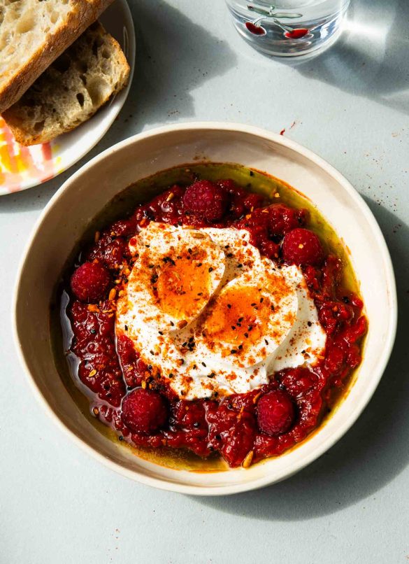 Jajka na labneh w pomidorach malinowych