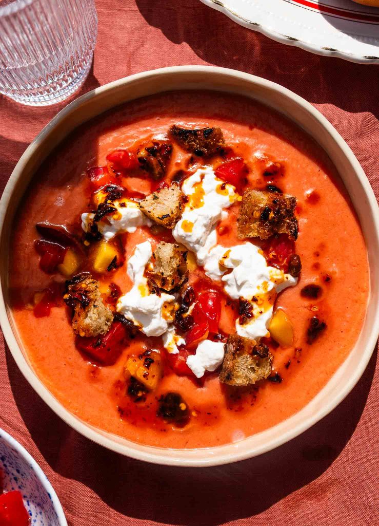 Brzoskwiniowe gazpacho z burratą i chrupiącym chili 1 Brzoskwiniowe gazpacho z burratą i chrupiącym chili 1