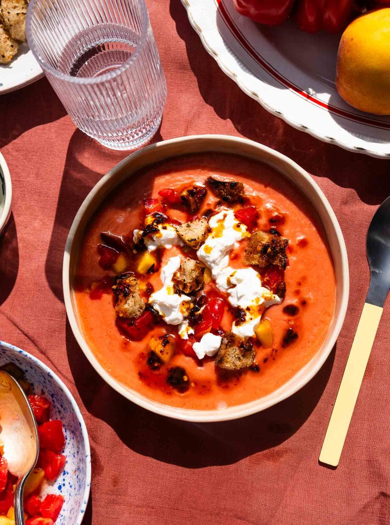 Brzoskwiniowe gazpacho z burratą i chrupiącym chili 2 Brzoskwiniowe gazpacho z burratą i chrupiącym chili