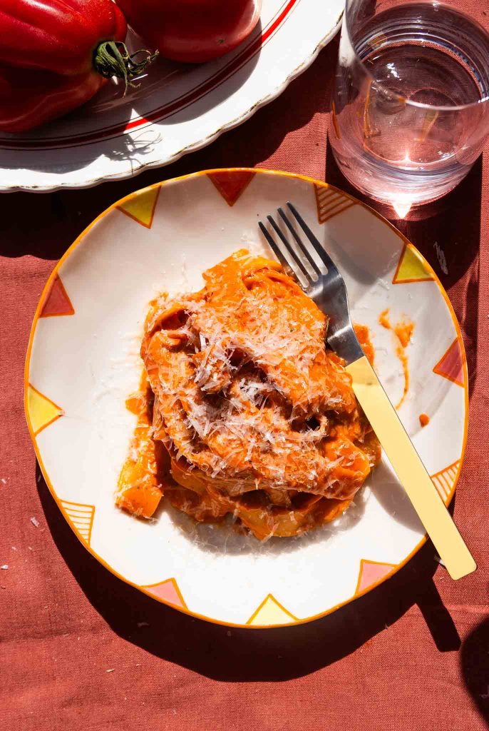 Ultra-kremowy makaron pomidorowy z burratą