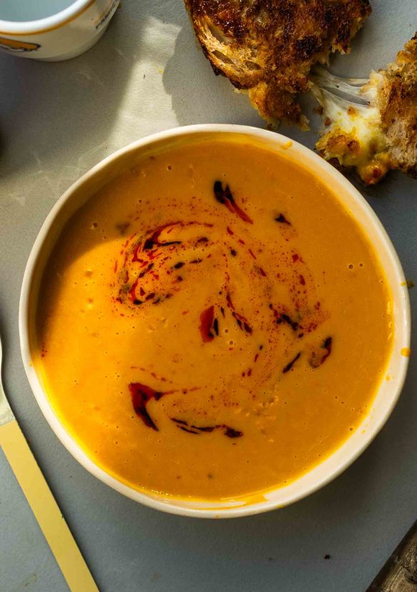 Zupa dyniowa bez gotowania z serowymi grzankami