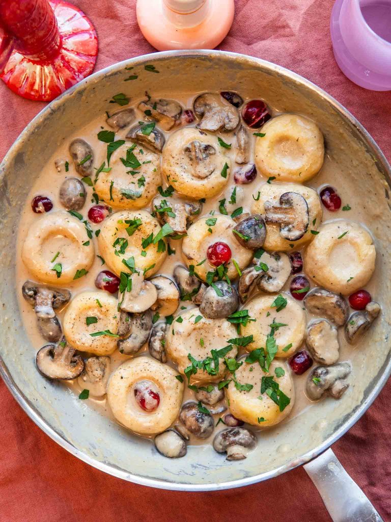 Kluski śląskie w sosie musztardowym z żurawiną i grzybami