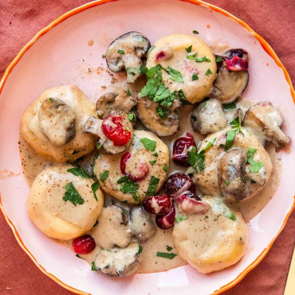 Kluski śląskie w sosie musztardowym z żurawiną i grzybami