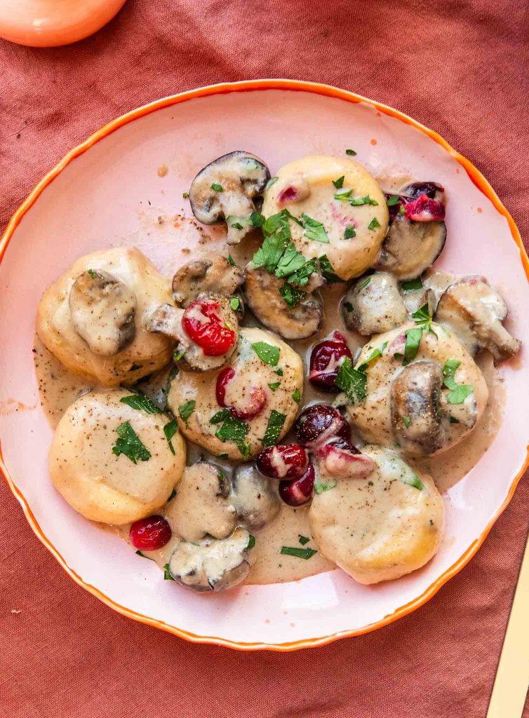 Kluski śląskie w sosie musztardowym z żurawiną i grzybami