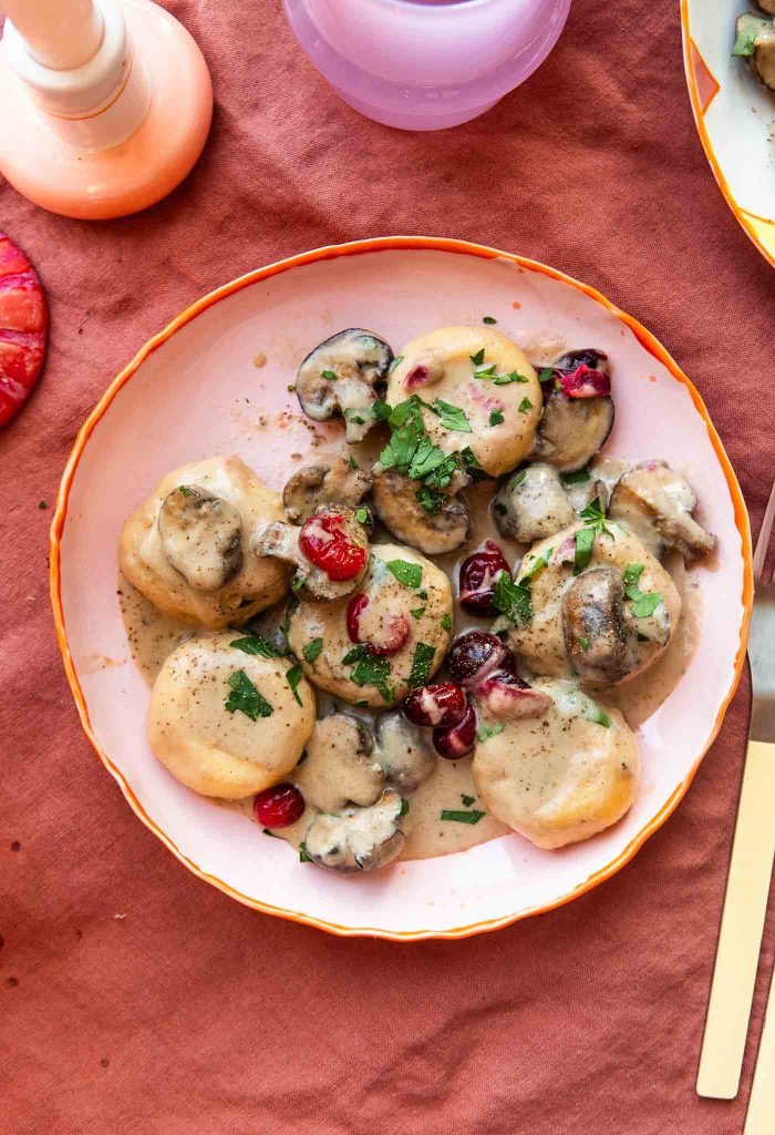 Kluski śląskie w sosie musztardowym z żurawiną i grzybami