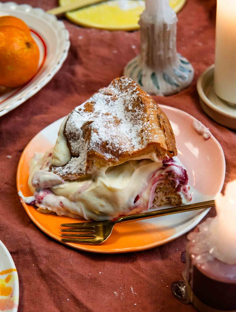 Karpatka z kremem śmietankowym i cynamonowymi wiśniami