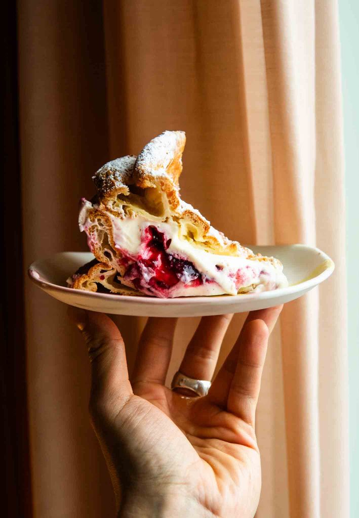 Karpatka z kremem śmietankowym i cynamonowymi wiśniami