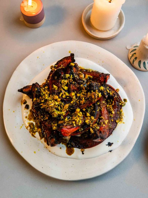 Glazurowa dynia ze śliwką i złotym sosem piernikowym na ubitym twarogu