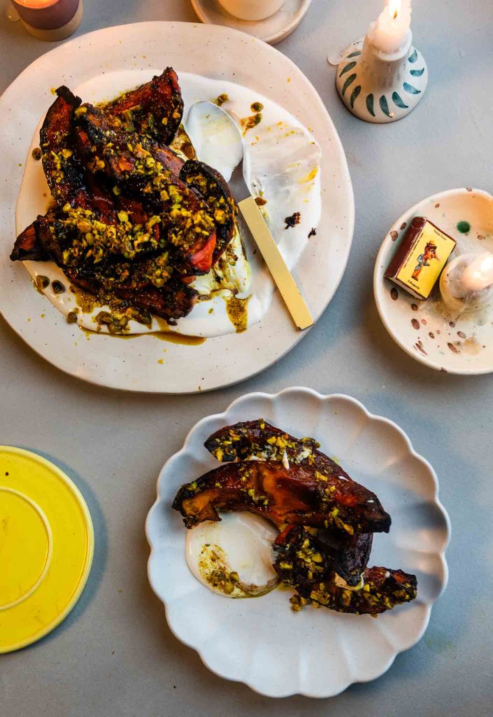 Glazurowa dynia ze śliwką i złotym sosem piernikowym na ubitym twarogu 2 Glazurowa dynia ze śliwką i złotym sosem piernikowym na ubitym twarogu