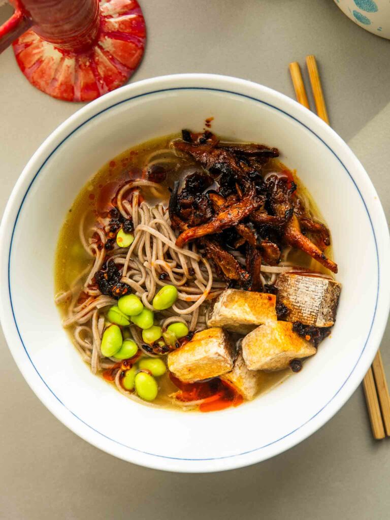 Odpornościowa imbirowa zupa z makaronem soba, boczniakami i chrupiącym tofu