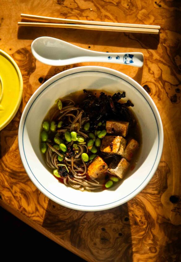 Odpornościowa imbirowa zupa z makaronem soba, boczniakami i chrupiącym tofu