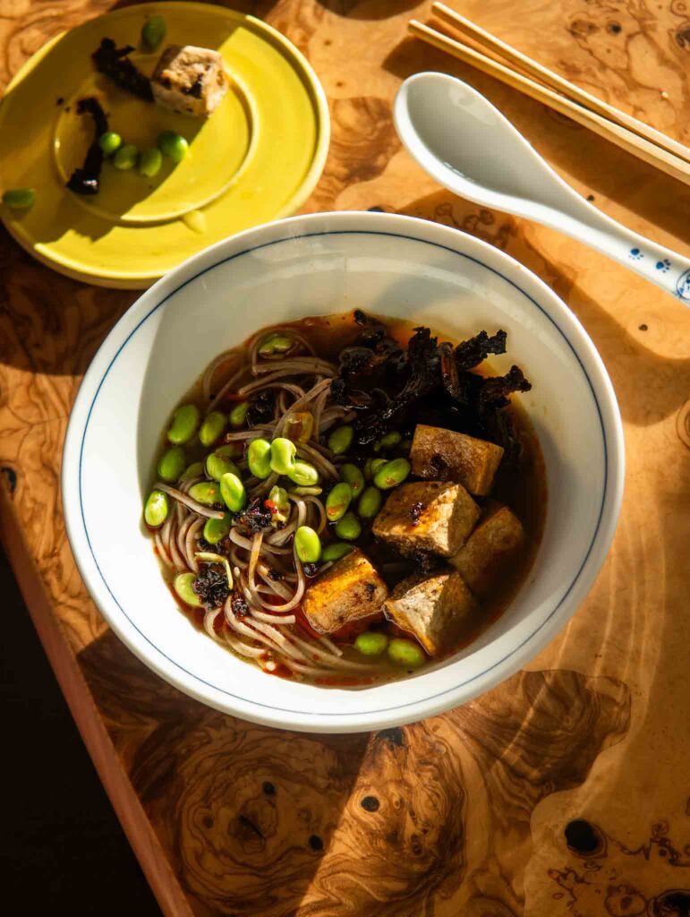 Odpornościowa imbirowa zupa z makaronem soba, boczniakami i chrupiącym tofu