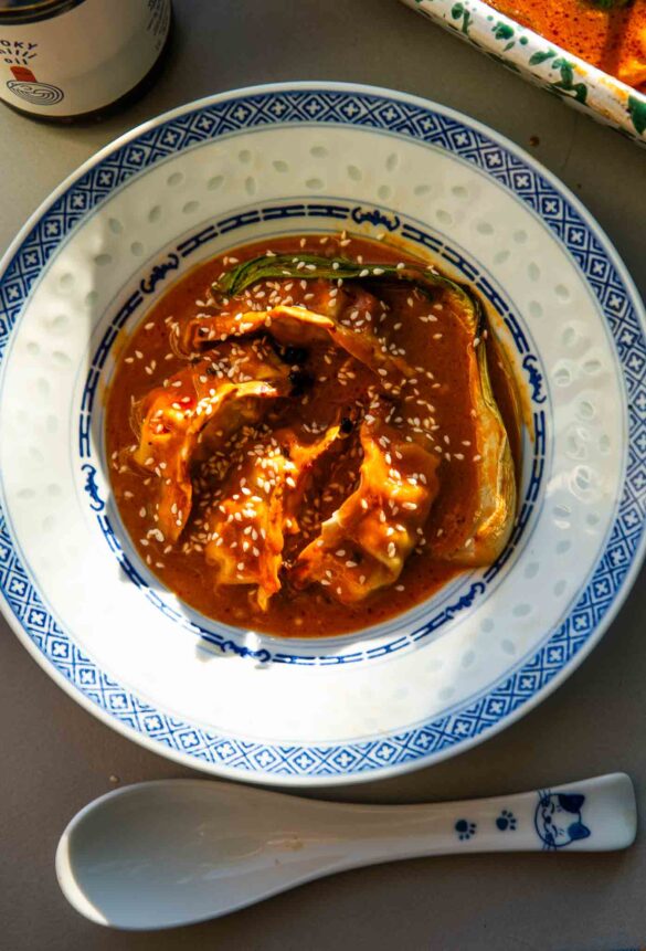 Pieczone pierożki gyoza w czerwonym sosie curry