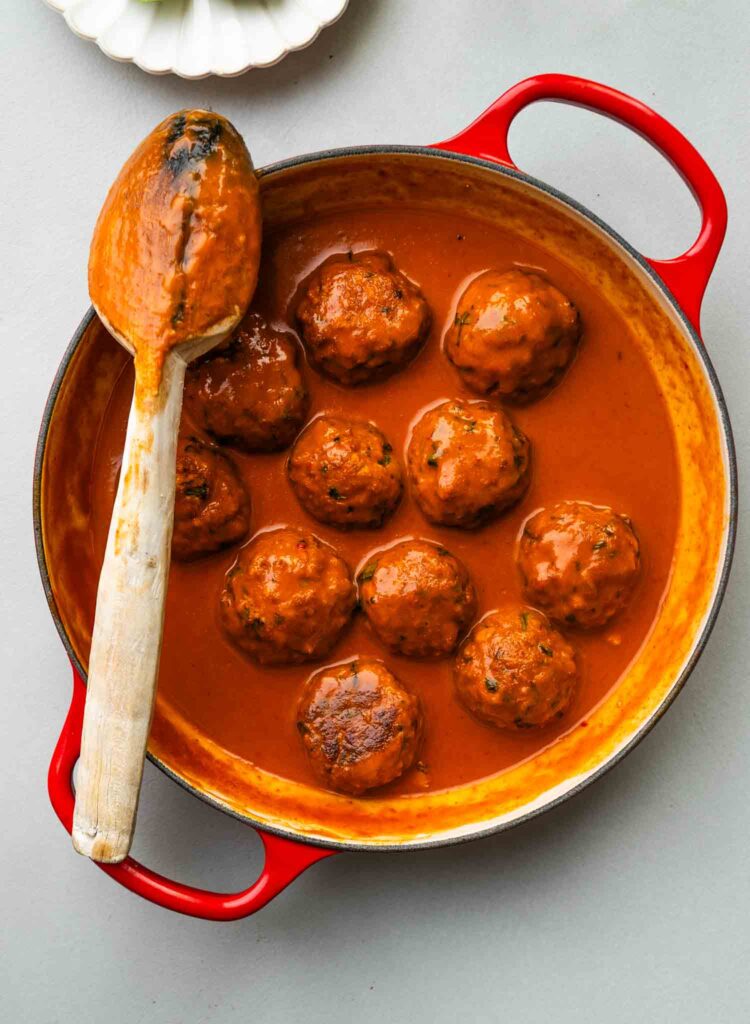 Tajskie bez-mięsne klopsiki w czerwonym curry