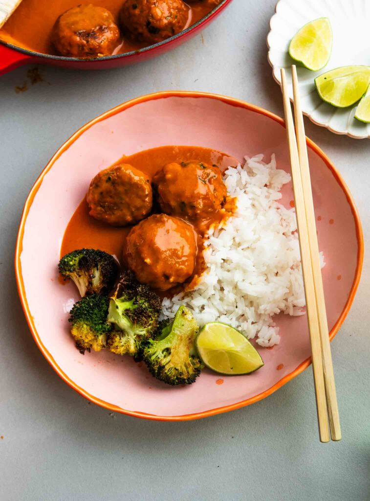 Tajskie bez-mięsne klopsiki w czerwonym sosie curry 1