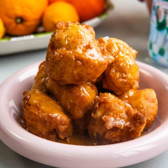 Greckie pączki loukoumades z miodem, oliwą i solą