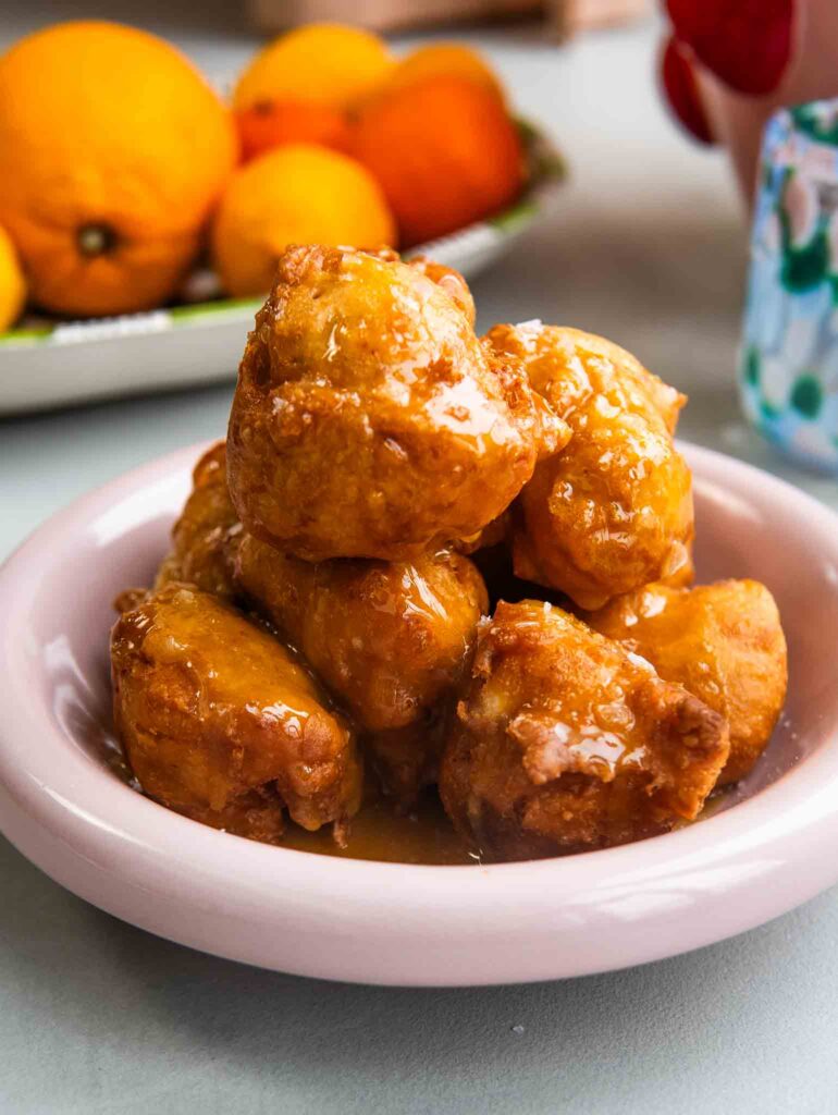 Greckie pączki loukoumades z miodem, oliwą i solą 1 Greckie pączki loukoumades z miodem, oliwą i solą