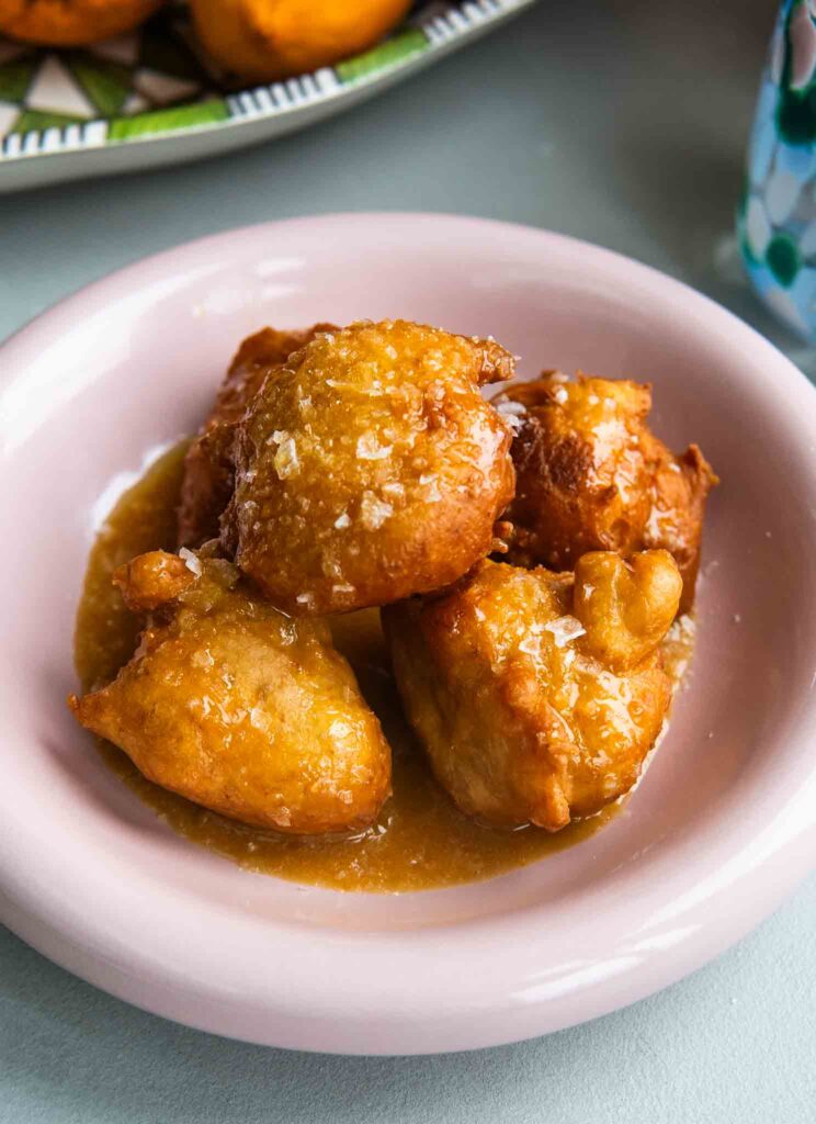 Greckie pączki loukoumades z miodem, oliwą i solą 2 Greckie pączki loukoumades z miodem, oliwą i solą