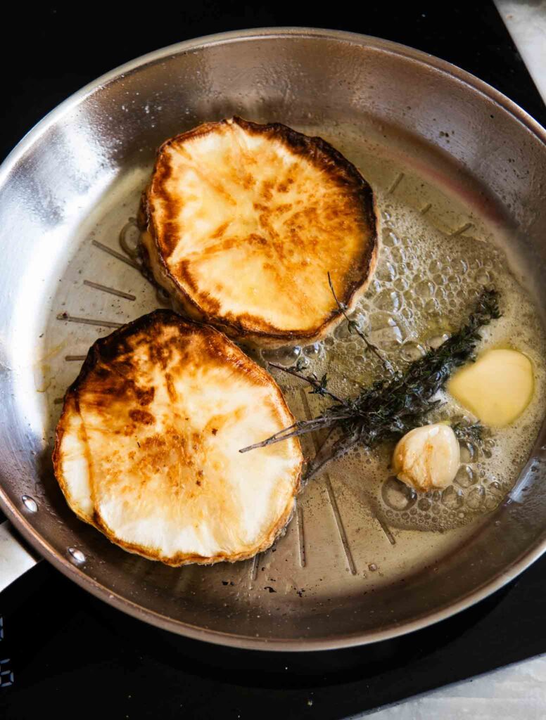 Céleri frites - steki z selera z salsą verde